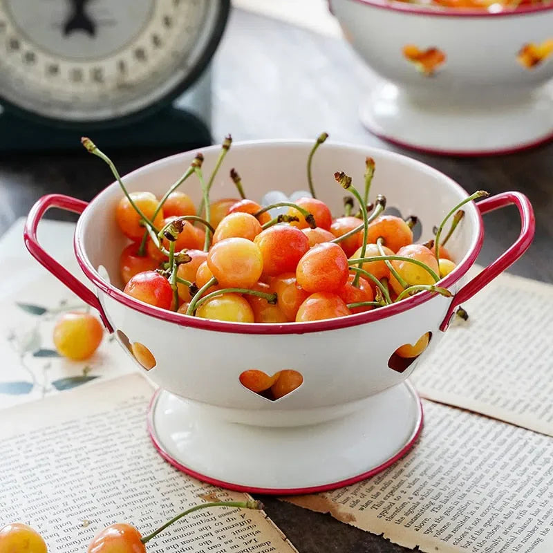 Cesta de Metal Decorativa com Corações Vazados - Organização e Estilo para sua Casa