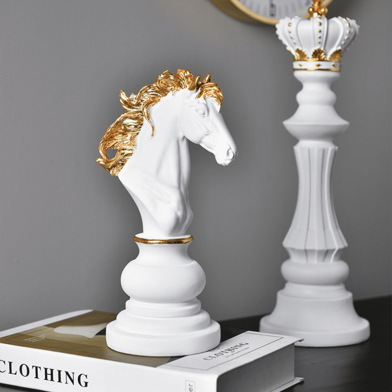 Decoração de Mesa em Resina com Estátua e Peças de Xadrez