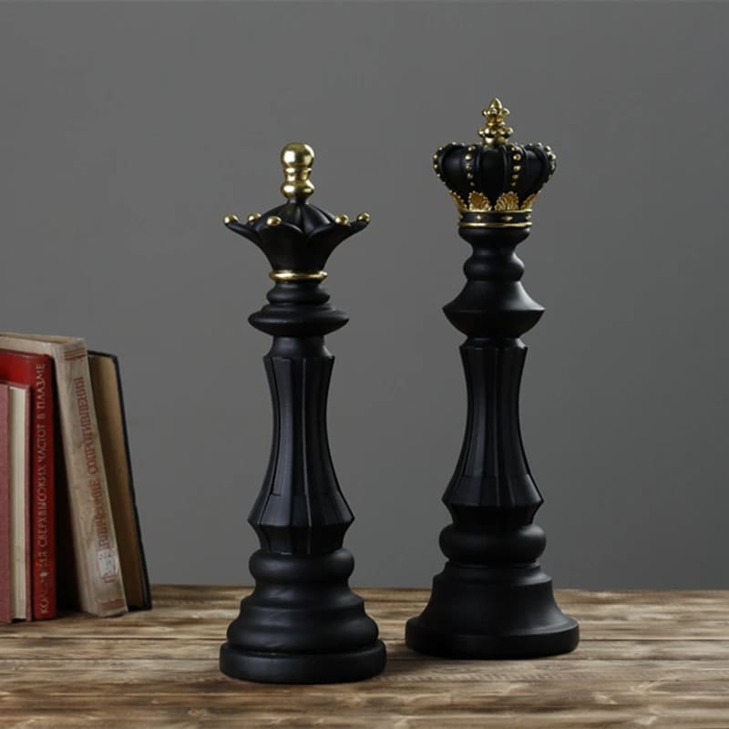 Decoração de Mesa em Resina com Estátua e Peças de Xadrez