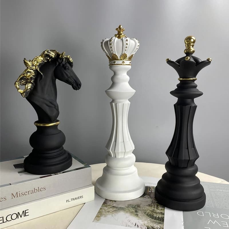 Decoração de Mesa em Resina com Estátua e Peças de Xadrez