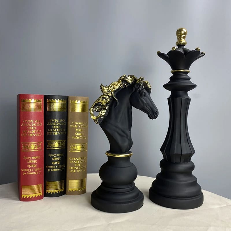 Decoração de Mesa em Resina com Estátua e Peças de Xadrez