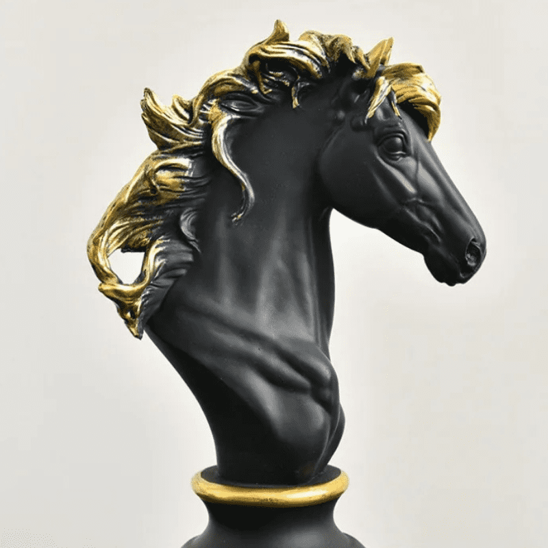 Decoração de Mesa em Resina com Estátua e Peças de Xadrez