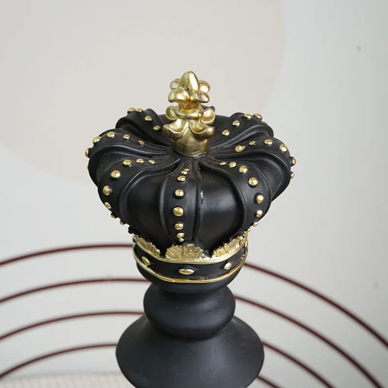 Decoração de Mesa em Resina com Estátua e Peças de Xadrez