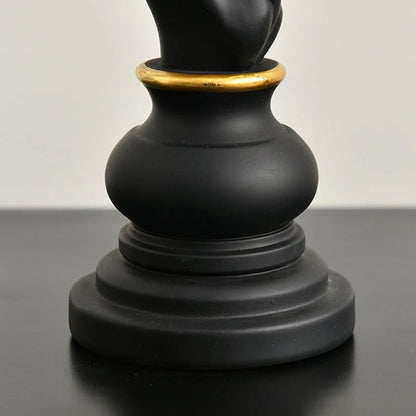 Decoração de Mesa em Resina com Estátua e Peças de Xadrez