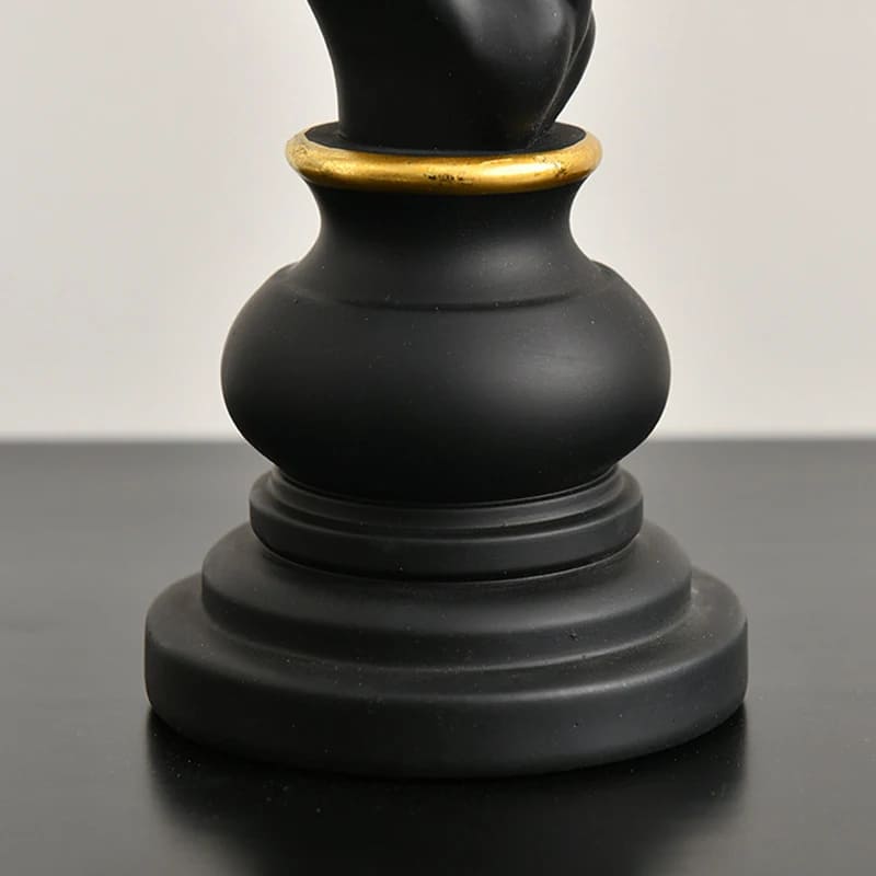 Decoração de Mesa em Resina com Estátua e Peças de Xadrez