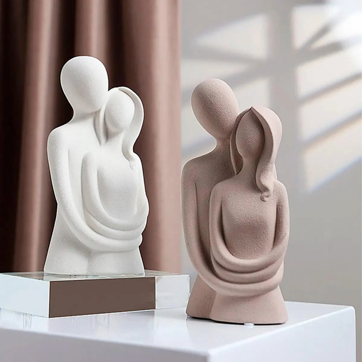 Escultura Decorativa em Resina - Amor Entrelaçado para Decoração de Ambiente