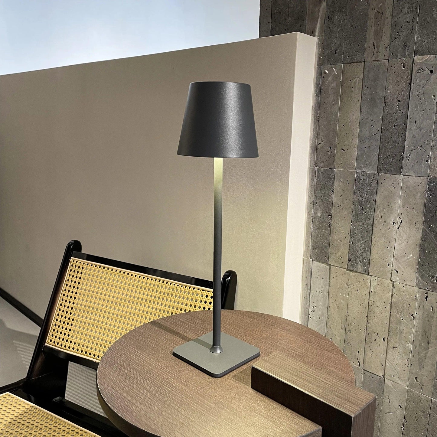 Luminária Portátil Sem Fio Recarregável LED para Interior e Exterior