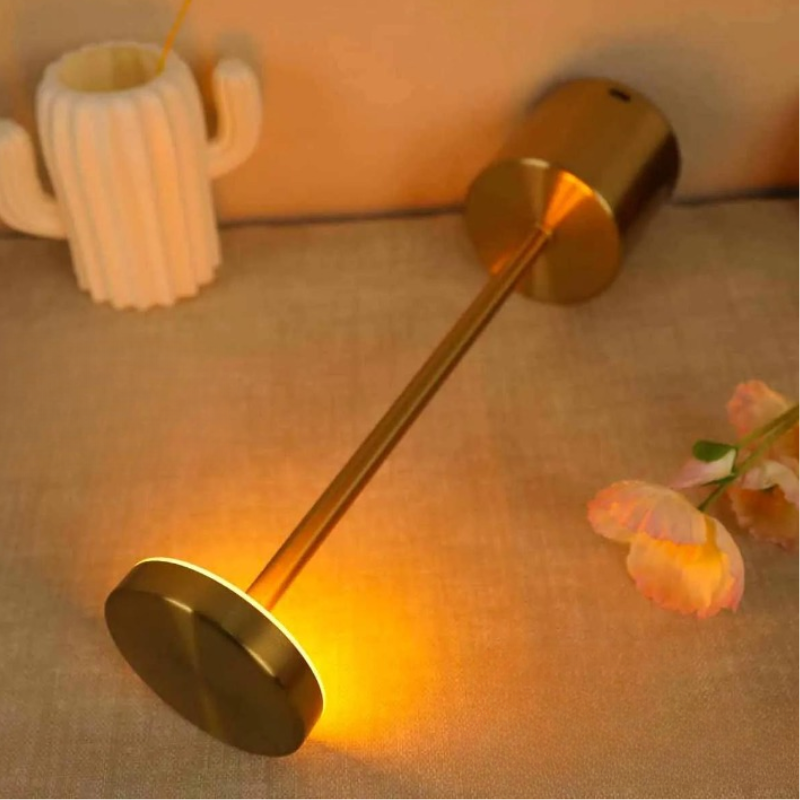 Luminária de Mesa LED Recarregável Sem Fio em Metal - Iluminação Moderna e Prática