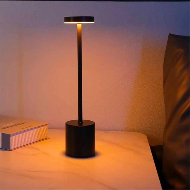 Luminária de Mesa LED Recarregável Sem Fio em Metal - Iluminação Moderna e Prática