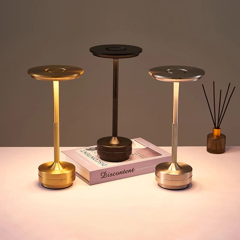 Luminária de Mesa LED Sem Fio Recarregável em Metal