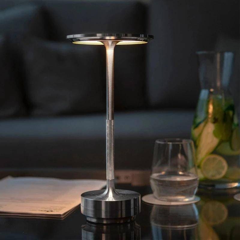 Luminária de Mesa LED Sem Fio Recarregável em Metal