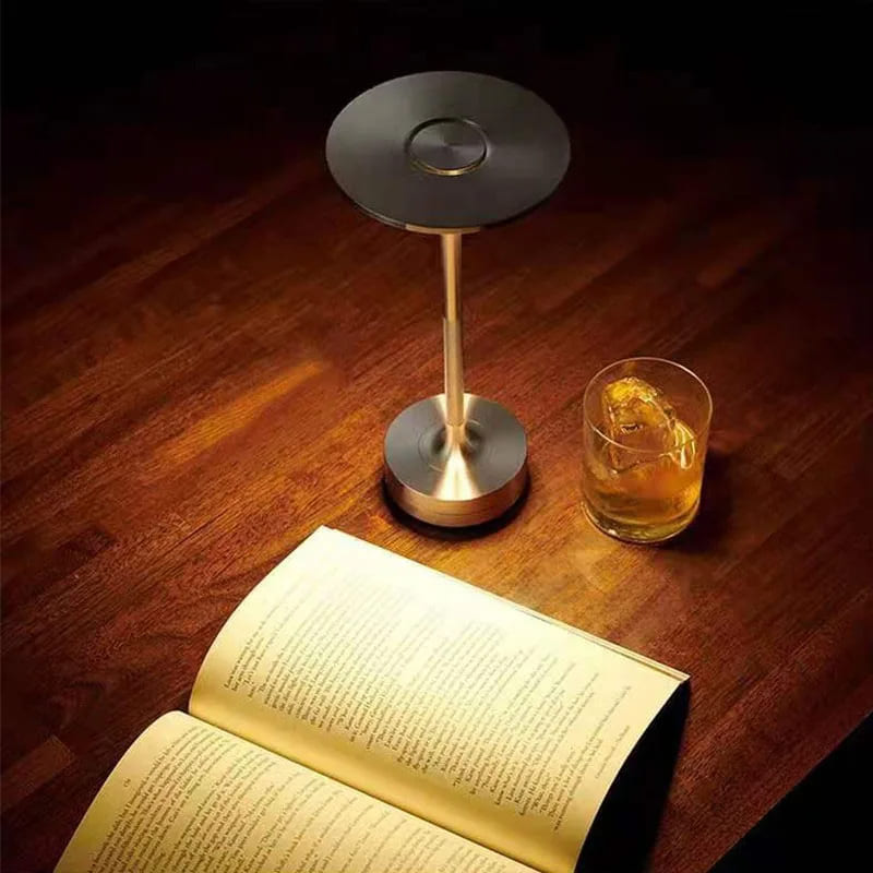 Luminária de Mesa LED Sem Fio Recarregável em Metal