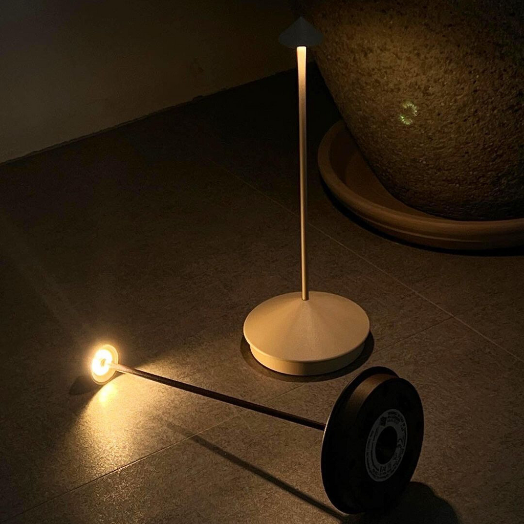 Luminária de Mesa Portátil Dilla - Iluminação Compacta e Moderna para Escritório e Estudo
