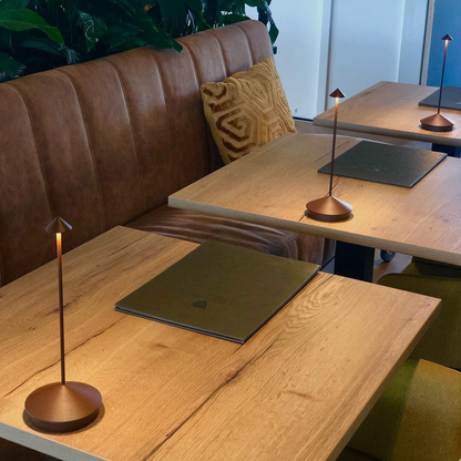 Luminária de Mesa Portátil Dilla - Iluminação Compacta e Moderna para Escritório e Estudo