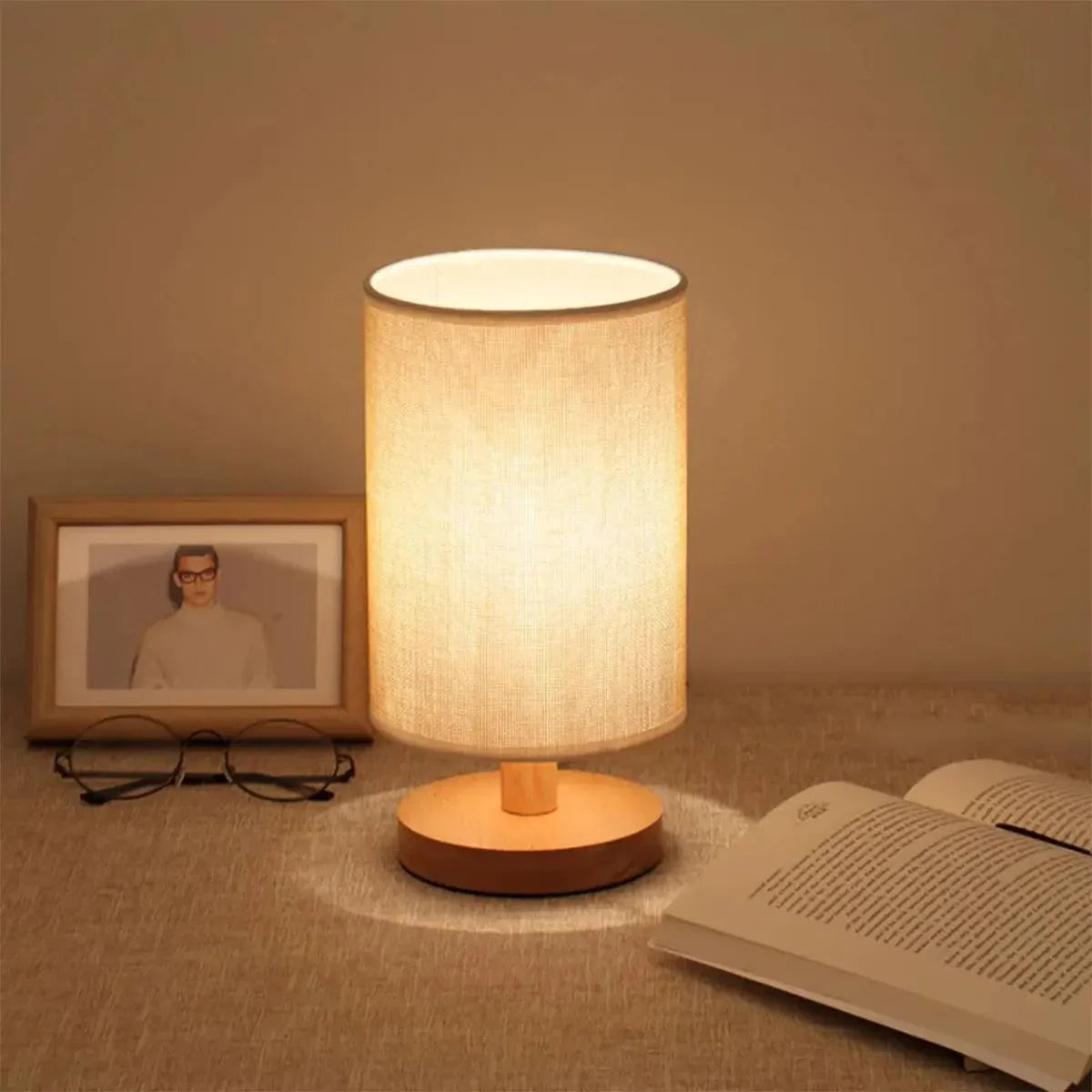 Luminária de Mesa com Cúpula de Linho - Iluminação Elegante para Escritório e Sala