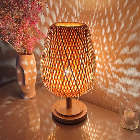 Luminária de Mesa em Bambu e Rattan - Iluminação Decorativa