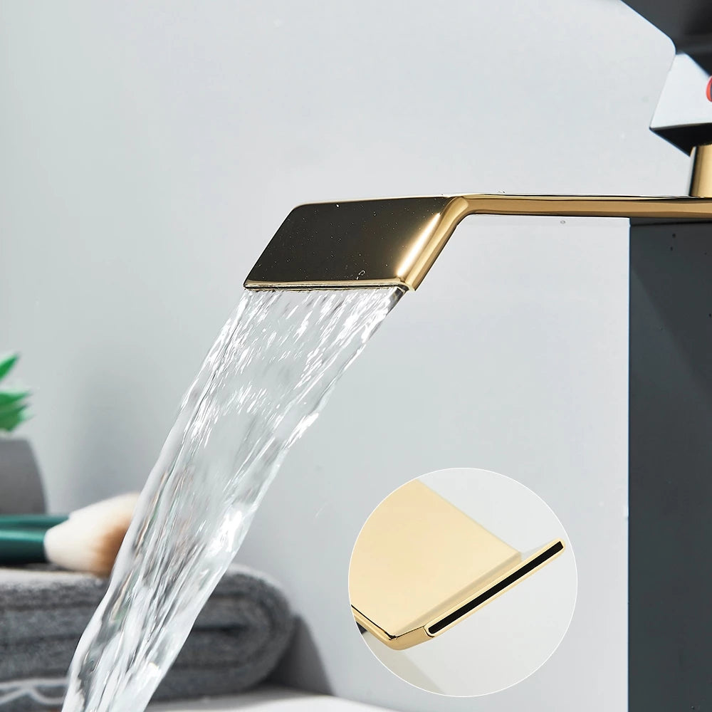 Torneira Monocomando para Banheiro Cascata Preta e Dourada com Bica Baixa Quadrada
