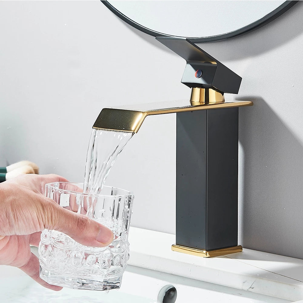 Torneira Monocomando para Banheiro Cascata Preta e Dourada com Bica Baixa Quadrada