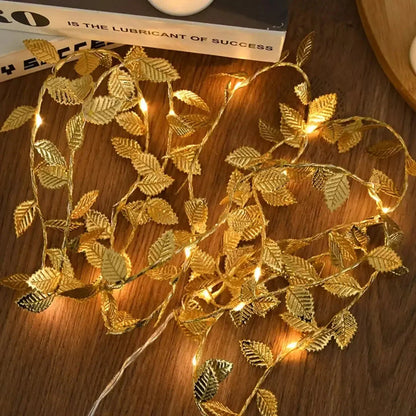 Trepadeira Artificial com Folhas Douradas e Iluminação LED - Decoração de Interiores