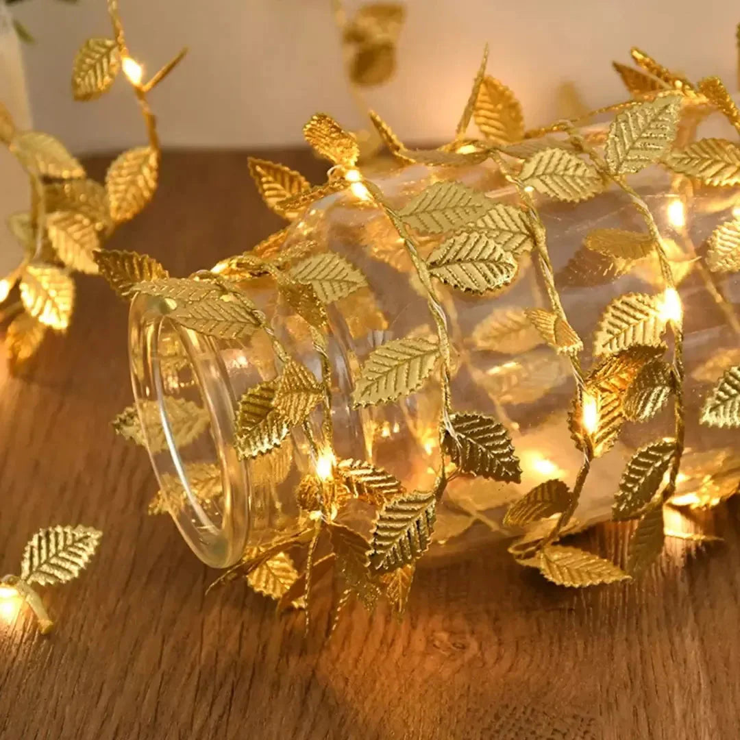 Trepadeira Artificial com Folhas Douradas e Iluminação LED - Decoração de Interiores