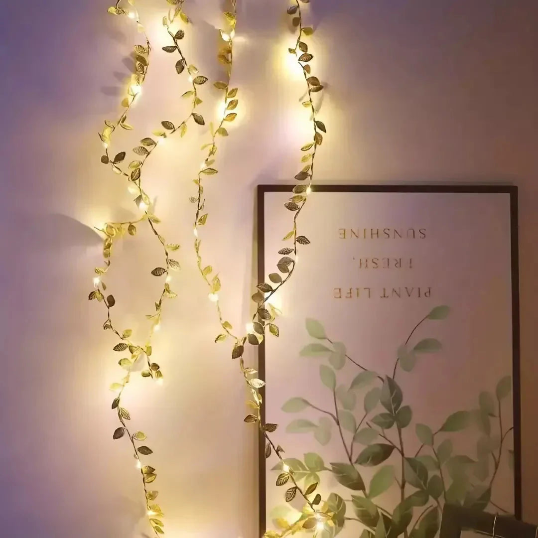 Trepadeira Artificial com Folhas Douradas e Iluminação LED - Decoração de Interiores