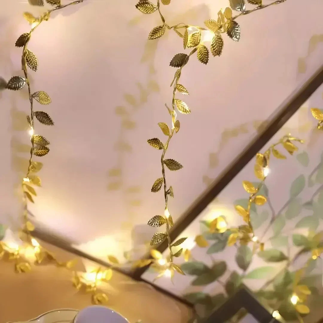 Trepadeira Artificial com Folhas Douradas e Iluminação LED - Decoração de Interiores