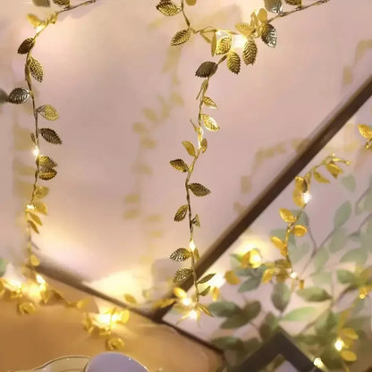Trepadeira Artificial com Folhas Douradas e Iluminação LED - Decoração de Interiores