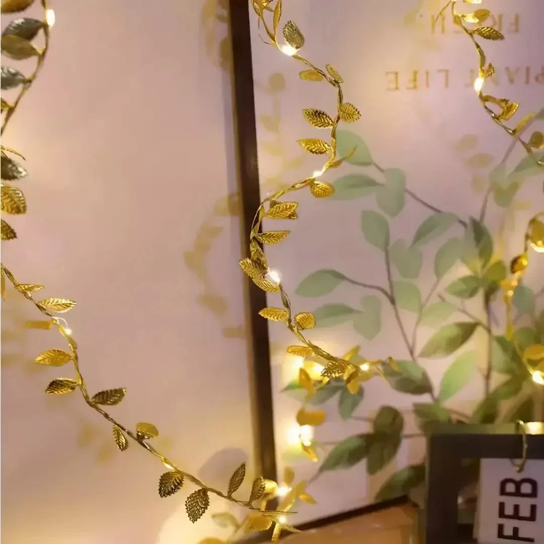 Trepadeira Artificial com Folhas Douradas e Iluminação LED - Decoração de Interiores