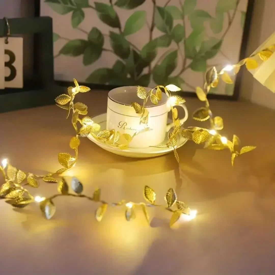 Trepadeira Artificial com Folhas Douradas e Iluminação LED - Decoração de Interiores