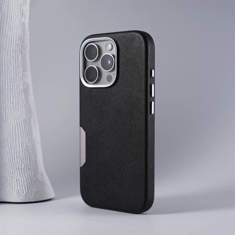 Capa de Couro para iPhone com Detalhes em Metal e Suporte a Carregamento MagSafe