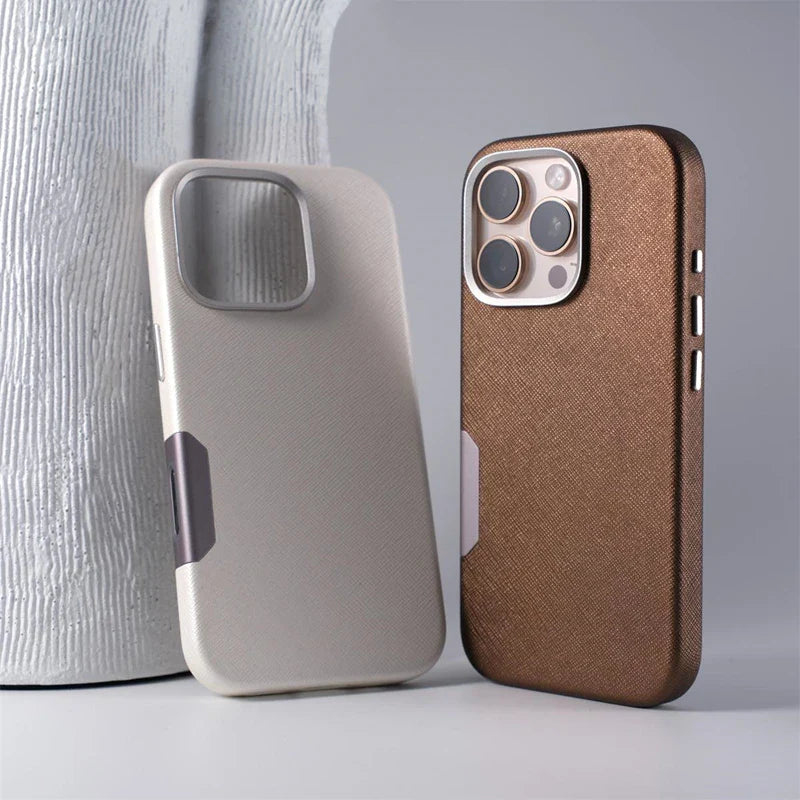 Capa de Couro para iPhone com Detalhes em Metal e Suporte a Carregamento MagSafe