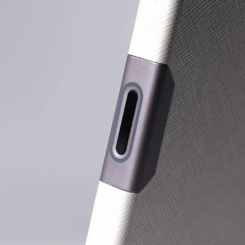 Capa de Couro para iPhone com Detalhes em Metal e Suporte a Carregamento MagSafe