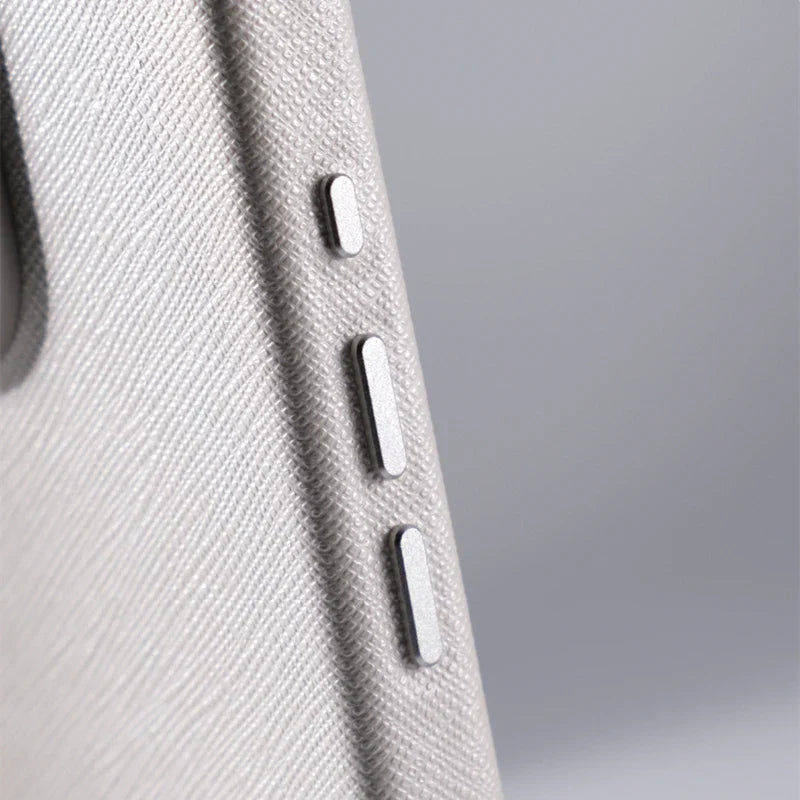 Capa de Couro para iPhone com Detalhes em Metal e Suporte a Carregamento MagSafe