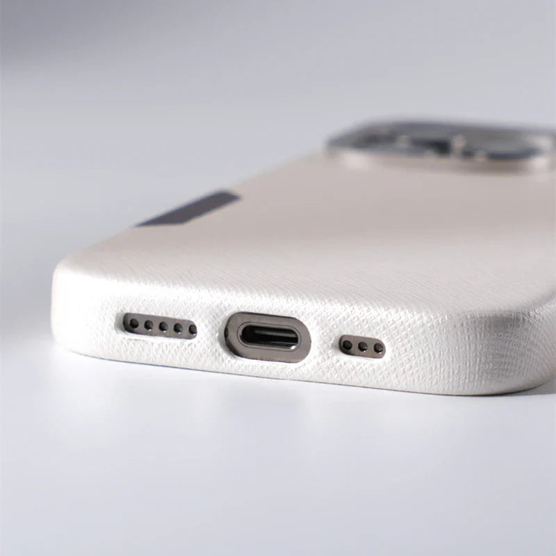 Capa de Couro para iPhone com Detalhes em Metal e Suporte a Carregamento MagSafe