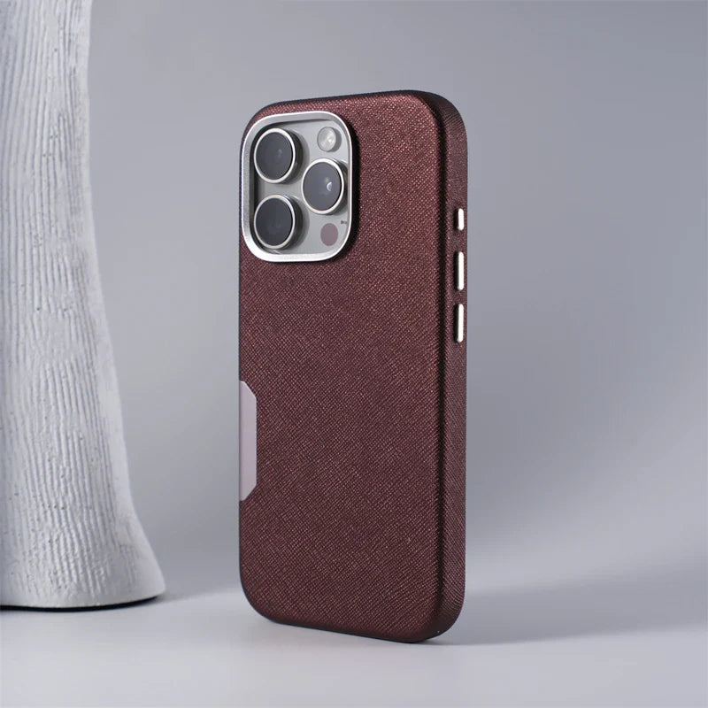 Capa de Couro para iPhone com Detalhes em Metal e Suporte a Carregamento MagSafe