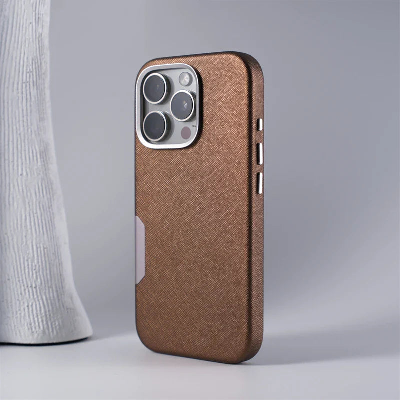 Capa de Couro para iPhone com Detalhes em Metal e Suporte a Carregamento MagSafe