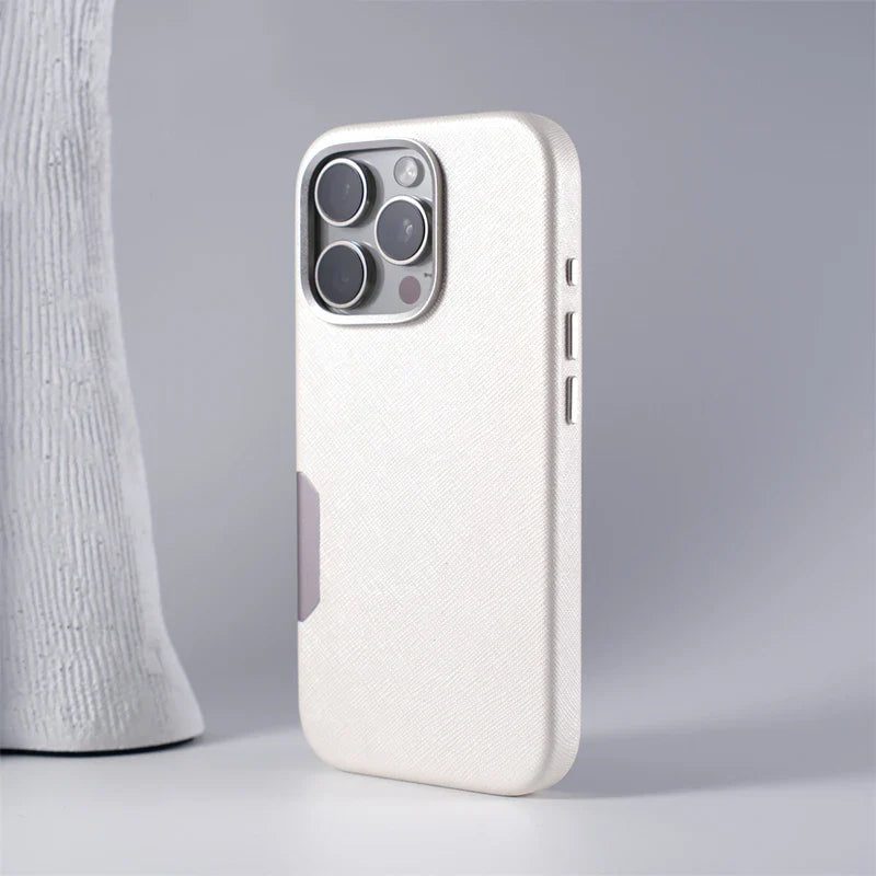 Capa de Couro para iPhone com Detalhes em Metal e Suporte a Carregamento MagSafe
