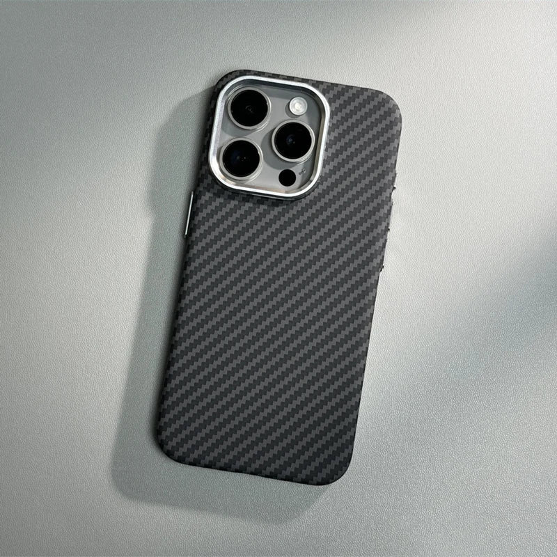 Capinha de Fibra de Carbono para iPhone com Suporte a Carregamento MagSafe