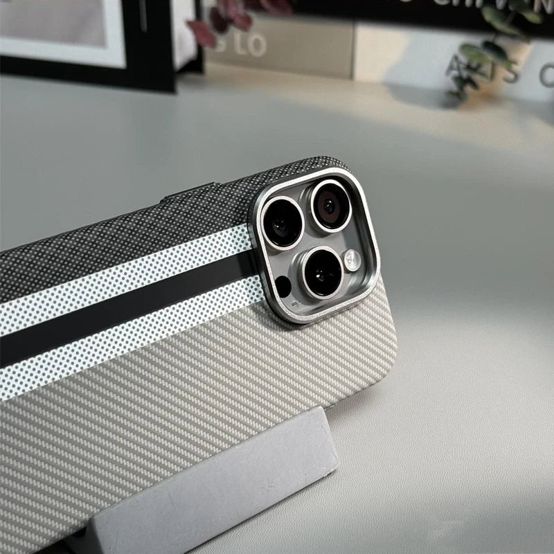 Capinha de Fibra de Carbono para iPhone com Suporte a Carregamento MagSafe