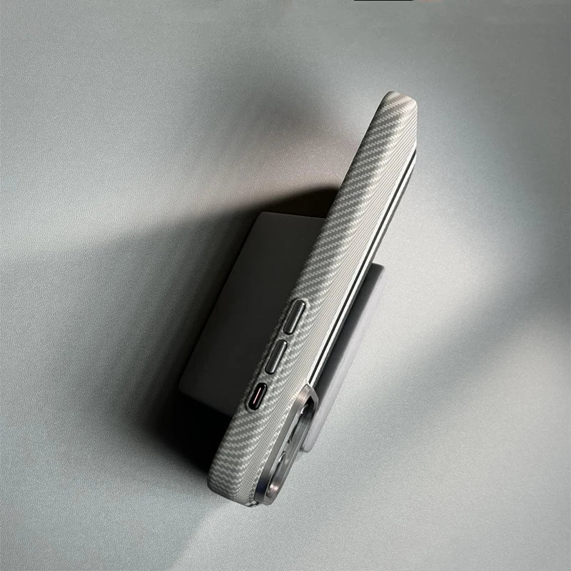 Capinha de Fibra de Carbono para iPhone com Suporte a Carregamento MagSafe
