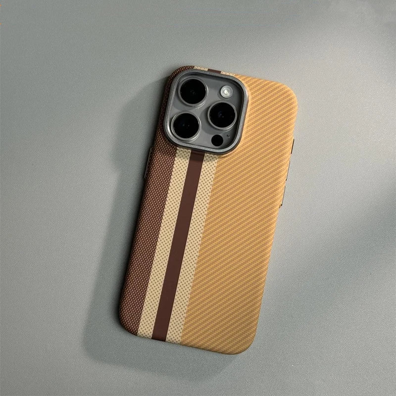 Capinha de Fibra de Carbono para iPhone com Suporte a Carregamento MagSafe