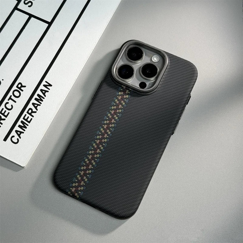 Capinha de Fibra de Carbono para iPhone com Suporte a Carregamento MagSafe