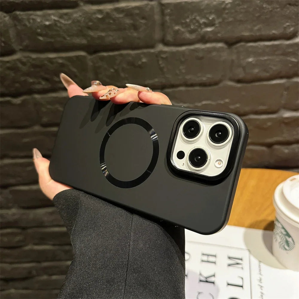Capinha Minimalista para iPhone Nano com Acabamento Fosco e Suporte para Carregamento MagSafe