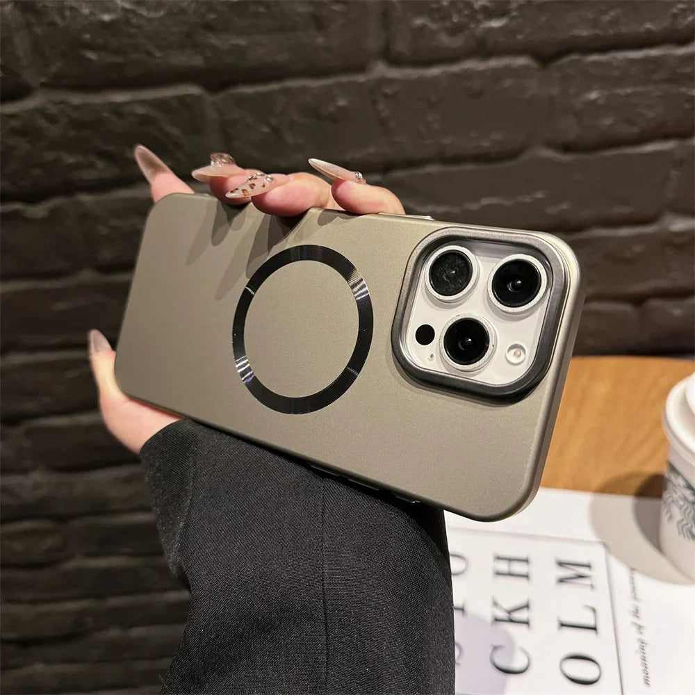 Capinha Minimalista para iPhone Nano com Acabamento Fosco e Suporte para Carregamento MagSafe