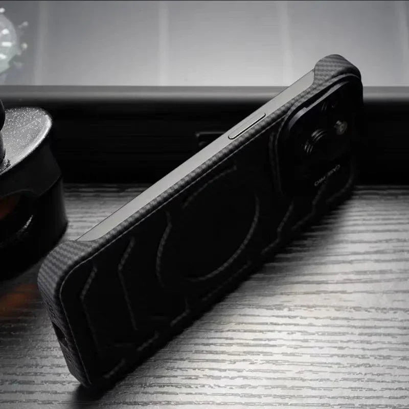 Capinha para iPhone em Carbono com Dissipação de Calor e Compatibilidade MagSafe