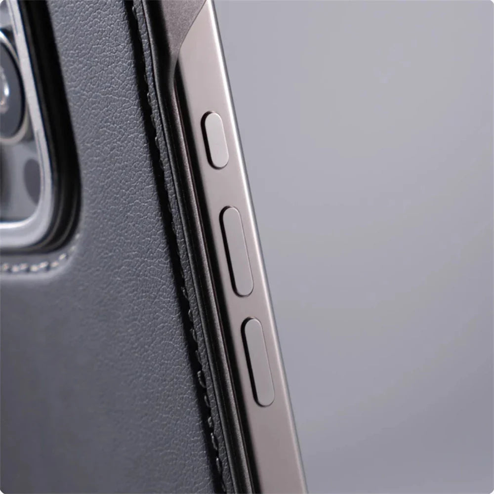 Capinha para iPhone em Couro com Acabamento em Metal Reforçado