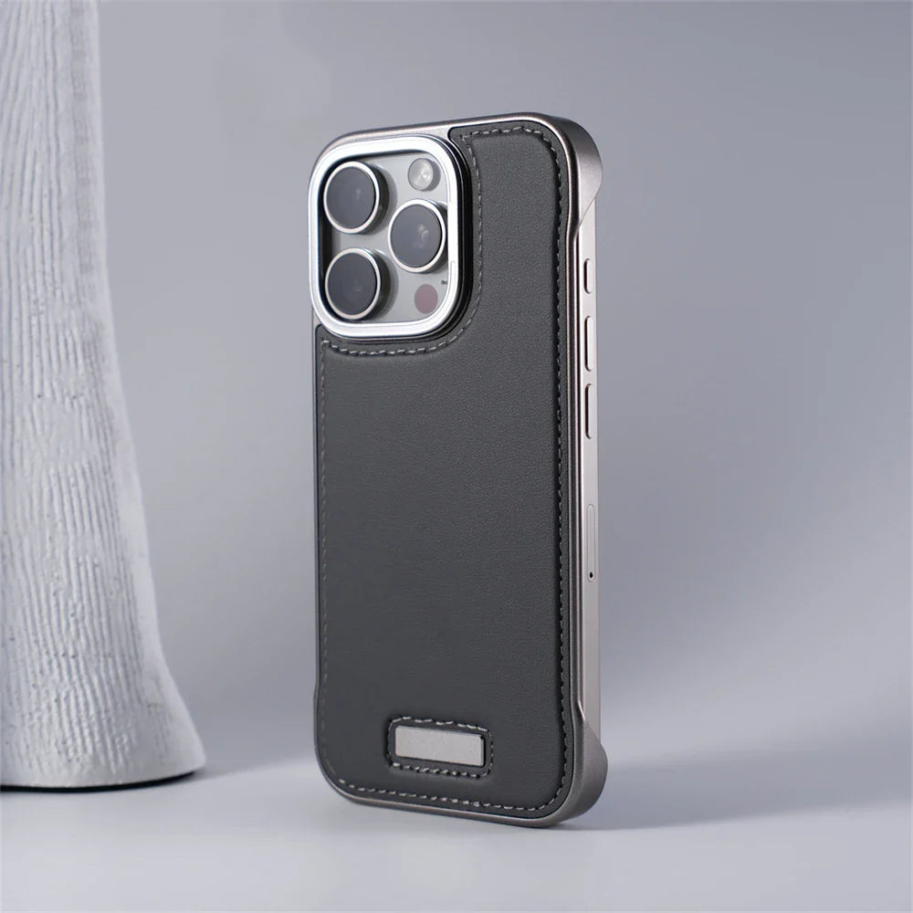 Capinha para iPhone em Couro com Acabamento em Metal Reforçado