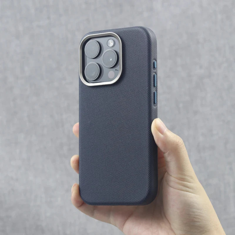 Capinha para iPhone em Couro com Alto Relevo e Compatível com Carregamento MagSafe