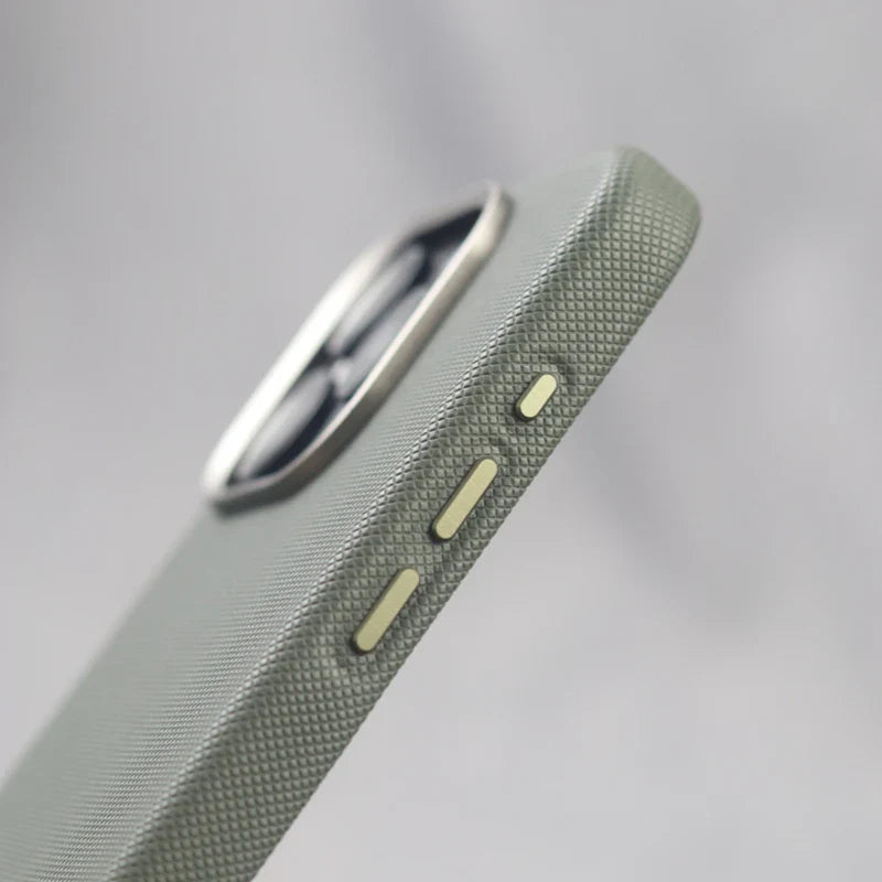 Capinha para iPhone em Couro com Alto Relevo e Compatível com Carregamento MagSafe