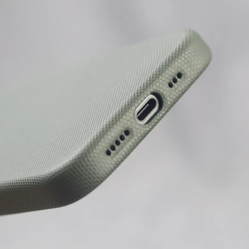 Capinha para iPhone em Couro com Alto Relevo e Compatível com Carregamento MagSafe